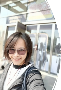 一張含有 人的臉孔, 人員, 服裝, 微笑 的圖片

AI 產生的內容可能不正確。